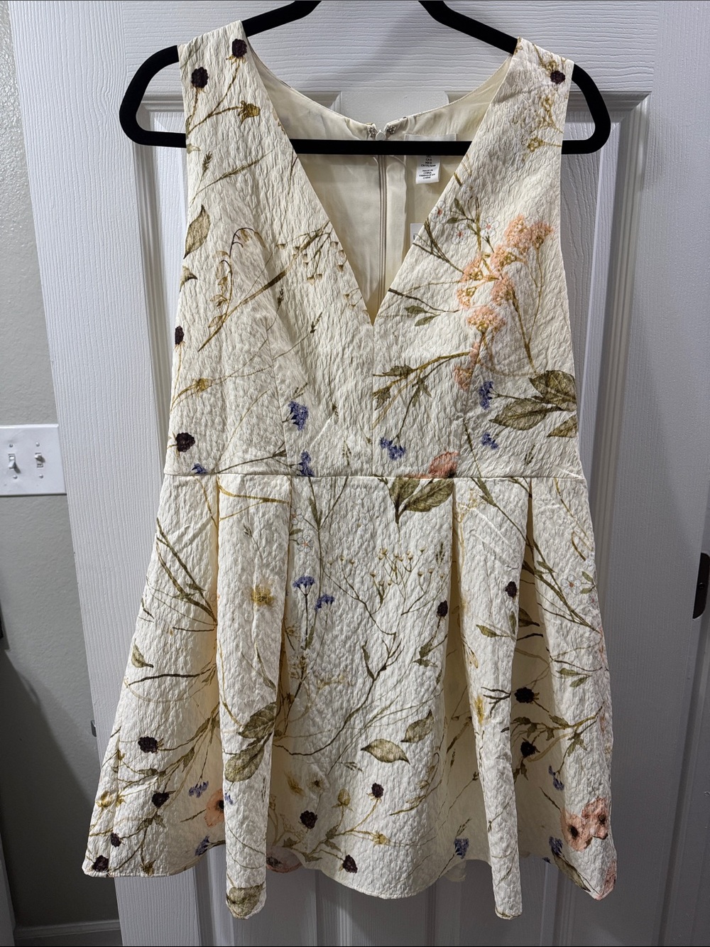 H&M Cream Floral Textured V-Neck Dress